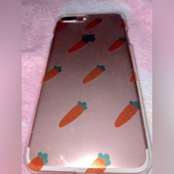 Clear case with decorative carrots. iPhone 7plus - Picture 2 of 3
